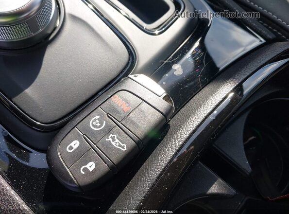 2C3CCABG5PH525389 2023 CHRYSLER 300 Red Вид панелі приладів