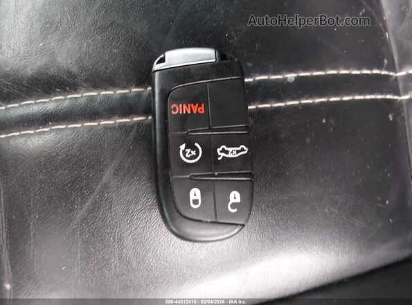 2C3CCABG8JH243786 2018 CHRYSLER 300 White Вид панелі приладів