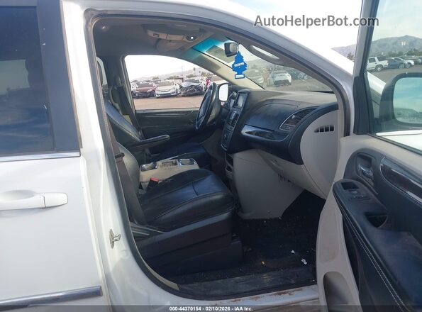 2C4RC1BG1GR296435 2016 CHRYSLER TOWN & COUNTRY White Front interior view