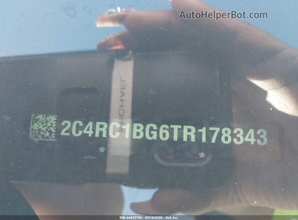 2C4RC1BG6TR178343 2026 CHRYSLER PACIFICA Silver Widok komory silnika