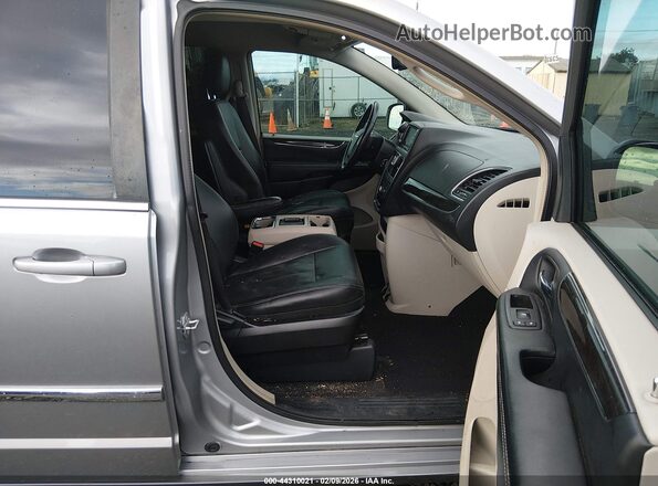 2C4RC1BG9GR215066 2016 CHRYSLER TOWN & COUNTRY Серебряный Вид салона спереди