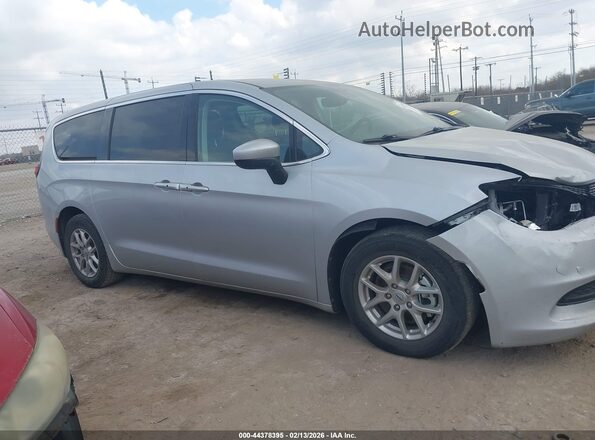 2C4RC1CG4PR525642 2023 CHRYSLER VOYAGER Silver Widok wnętrza z tyłu