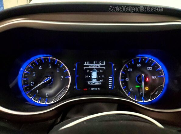 2C4RC1CG8NR204491 2022 CHRYSLER VOYAGER White ხელსაწყოთა პანელის ხედი