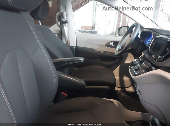 2C4RC1CG8PR628580 2023 CHRYSLER VOYAGER Silver Vista interior delantera