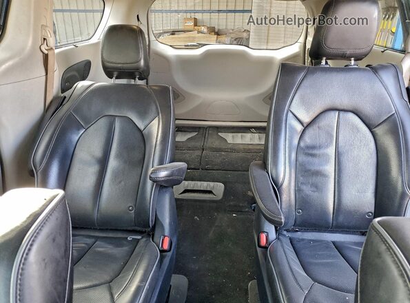 2C4RC1N75JR178469 2018 CHRYSLER PACIFICA Blue Widok tylnych siedzeń