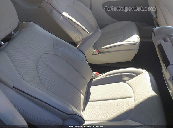 2C4RC1N77HR739930 2017 CHRYSLER PACIFICA Gray Widok naklejki z numerem VIN