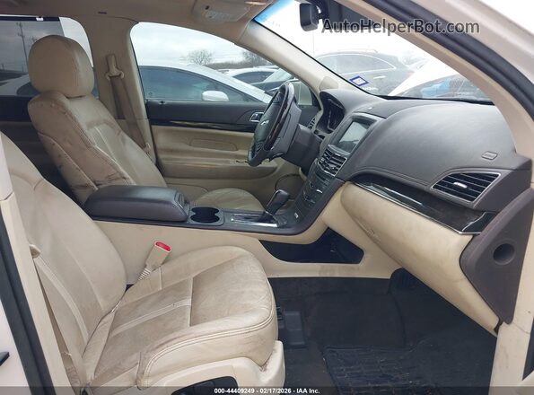 2LMHJ5AT2KBL01358 2019 LINCOLN MKT White Front interior view