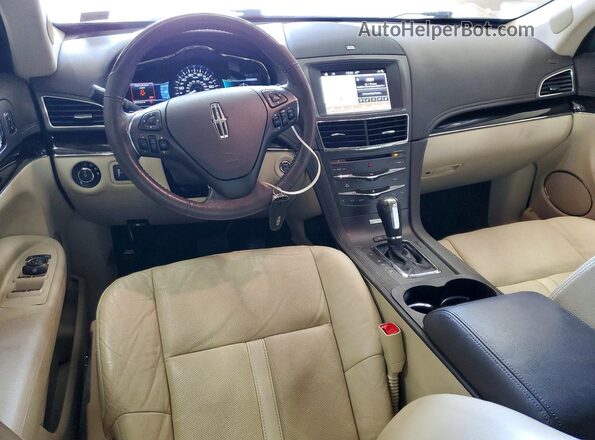 2LMHJ5AT6HBL00836 2017 LINCOLN MKT White Dashboard view