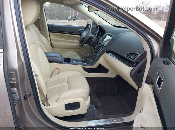 2LMHJ5AT9JBL00352 2018 LINCOLN MKT Бежевый Вид салона спереди