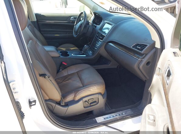 2LMHJ5ATXJBL01221 2018 LINCOLN MKT White Вид салону спереду