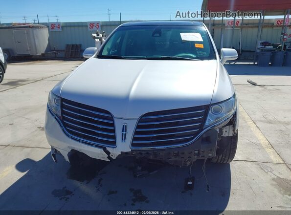 2LMHJ5ATXJBL01221 2018 LINCOLN MKT White Вид задньої частини салону