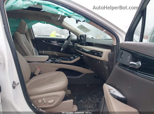 2LMPJ8K9XPBL15029 2023 LINCOLN NAUTILUS White Front interior view