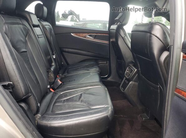 2LMPJ8KR9HBL28811 2017 LINCOLN MKX Tan Vista interior trasera