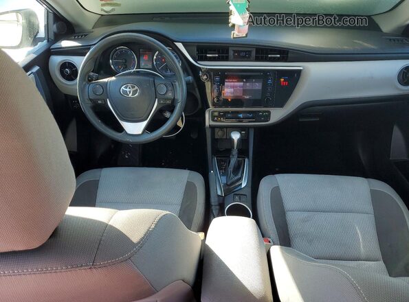 2T1BURHE0JC092865 2018 TOYOTA LL Silver Вид панелі приладів