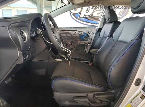 2T1BURHE3JC059083 2018 TOYOTA LL Серебряный Вид салона спереди