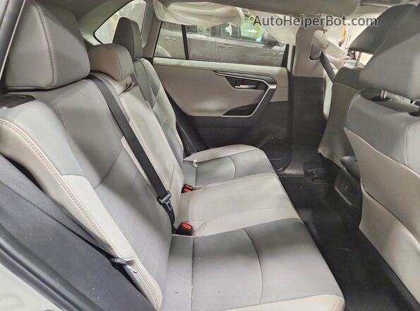 2T3N1RFVXRW450614 2024 TOYOTA LIMITED White Widok wnętrza z tyłu
