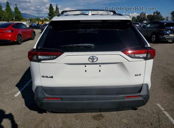 2T3W1RFV3KC023657 2019 TOYOTA LE White Вид ззаду