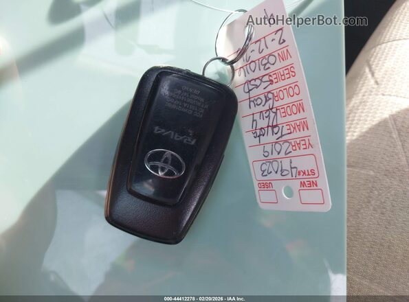 2T3W1RFV7KW031016 2019 TOYOTA LE Зеленый Вид панели приборов