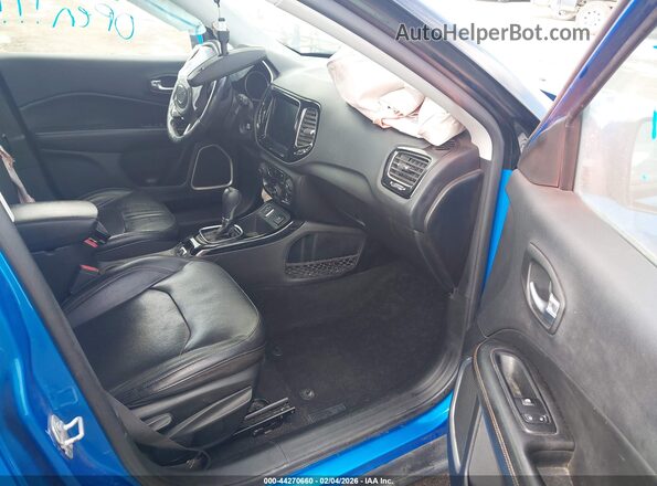 3C4NJCCB9LT110375 2020 JEEP COMPASS Синий Вид салона спереди