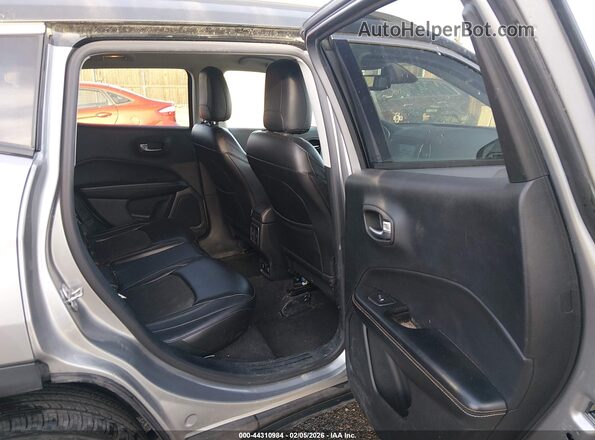 3C4NJDBB9JT168345 2018 JEEP COMPASS Gray Widok naklejki z numerem VIN