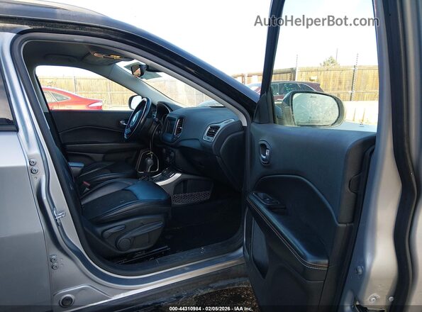 3C4NJDBB9JT168345 2018 JEEP COMPASS Gray Widok wnętrza z przodu