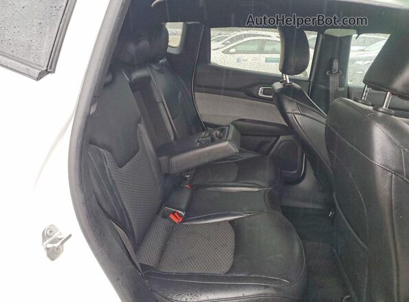 3C4NJDBN8PT553379 2023 JEEP COMPASS White Widok wnętrza z tyłu