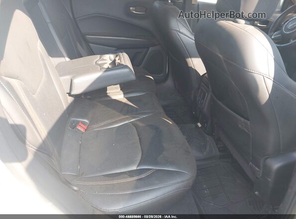 3C4NJDCB4JT454361 2018 JEEP COMPASS White Vista de la etiqueta del VIN