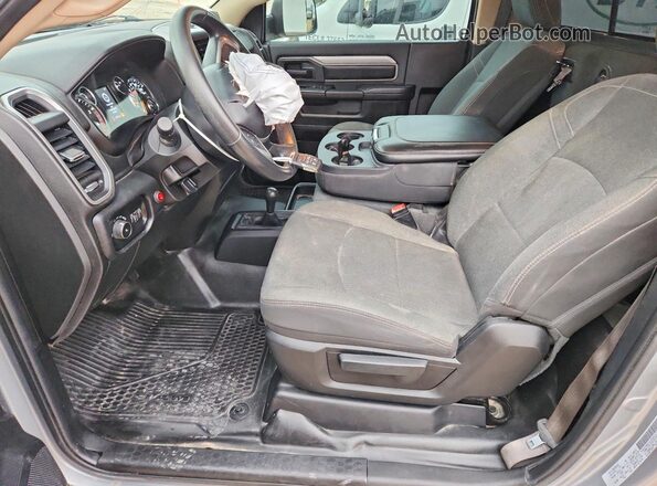 3C63RRAL0LG128651 2020 RAM 3500 Серый Вид салона спереди
