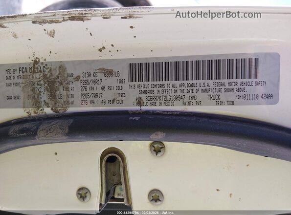 3C6RR7KT2LG130947 2020 RAM 1500 CLASSIC White Vista del compartimento del motor