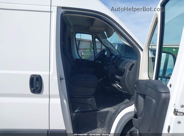 3C6TRVCG5JE118036 2018 RAM PROMASTER 2500 Белый Вид салона спереди