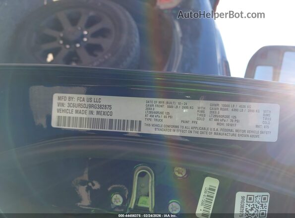 3C6UR5DJ9RG382875 2024 RAM 2500 Dark Blue Widok komory silnika