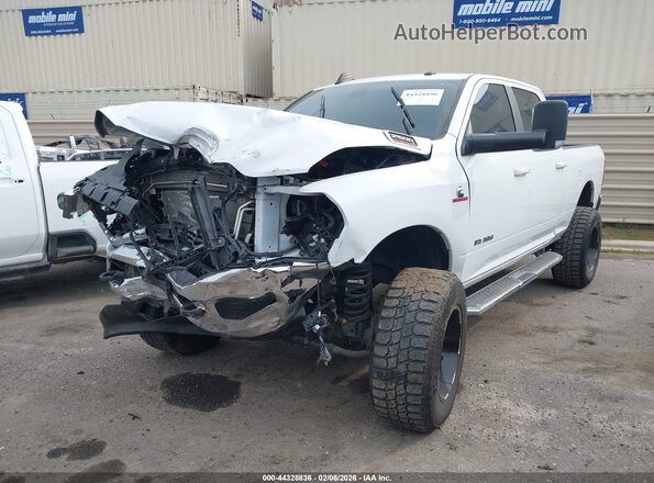 3C6UR5DL5NG297043 2022 RAM 2500 Белый Передняя левая четверть
