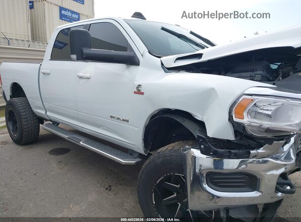 3C6UR5DL5NG297043 2022 RAM 2500 Белый Вид задней части салона