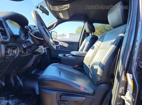 3C7WRNEL8RG275305 2024 RAM 5500 Gray Vista interior delantera