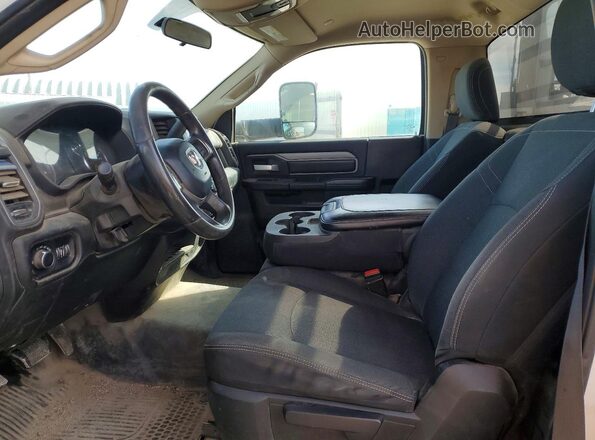 3C7WRTAL8KG553149 2019 RAM 3500 White Front interior view