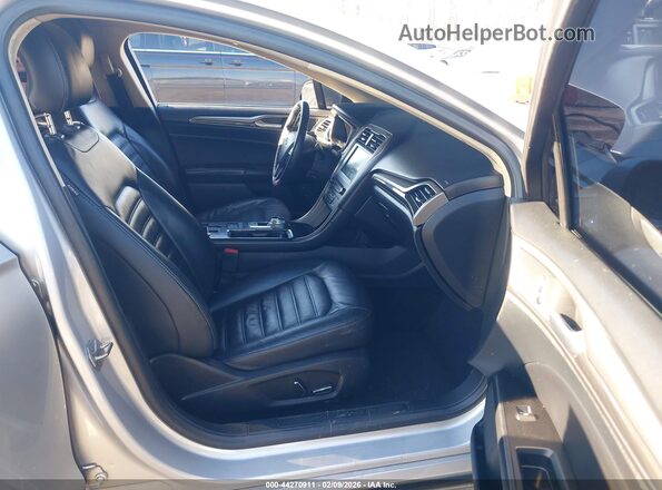 3FA6P0LUXJR123798 2018 FORD FUSION HYBRID Silver Front interior view