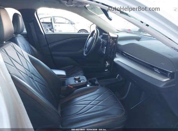 3FMTK1RM3MMA43376 2021 FORD MUSTANG MACH-E Белый Вид салона спереди