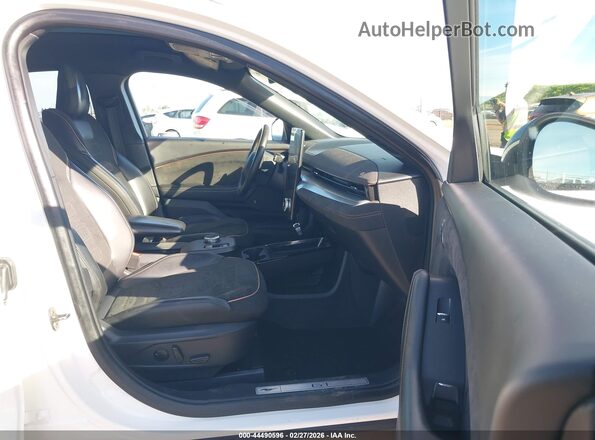 3FMTK4SEXPMA17317 2023 FORD MUSTANG MACH-E White Widok wnętrza z przodu