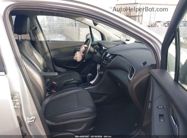 3GNCJPSB7KL358176 2019 CHEVROLET TRAX Silver Սալոնի դիմացի տեսք