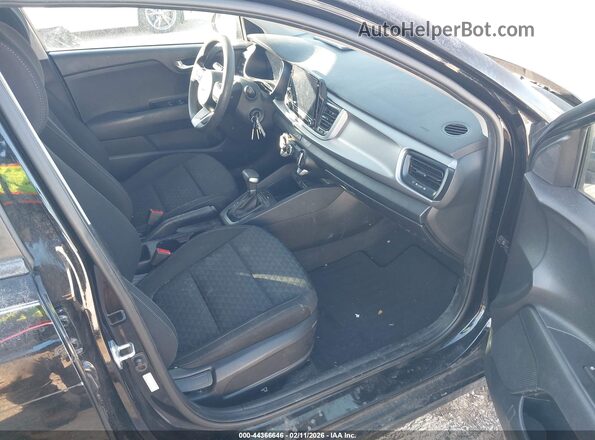3KPA24AD2ME377384 2021 KIA RIO Черный Вид салона спереди