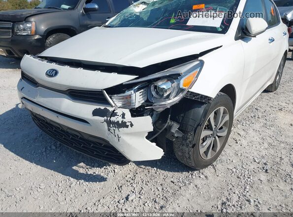 3KPA24AD6ME415957 2021 KIA RIO White Widok z przodu