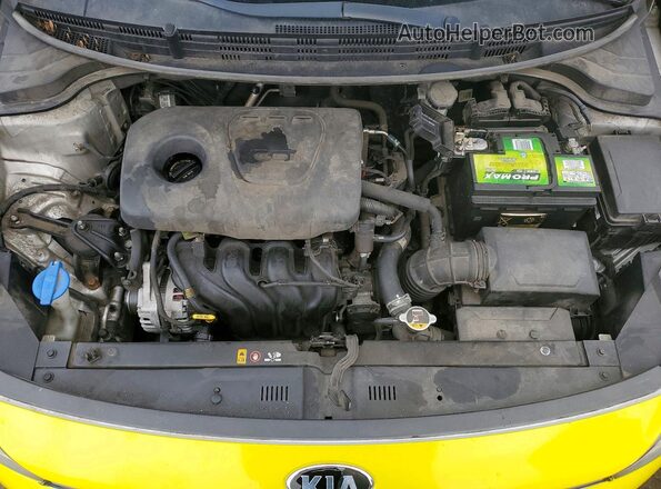 3KPA25AB7JE087710 2018 KIA RIO Two Tone Вид задньої частини салону