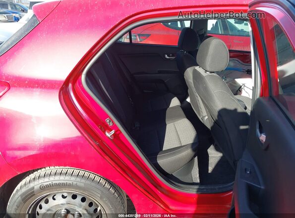 3KPA25AD0PE518124 2023 KIA RIO 5-DOOR Red VIN კოდის სტიკერის ხედი