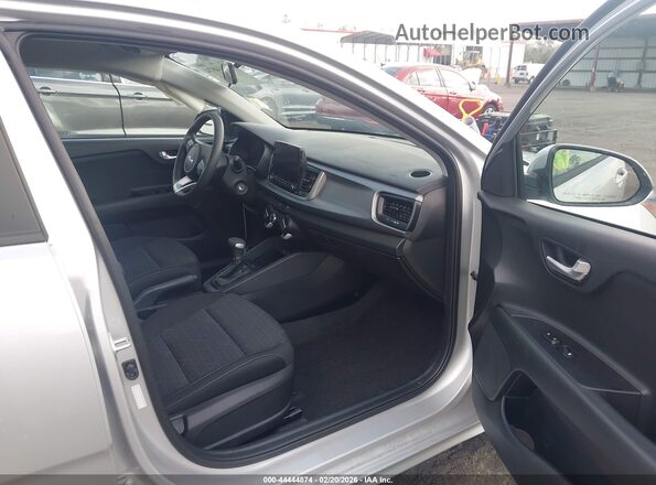 3KPA25AD7PE560693 2023 KIA RIO 5-DOOR Silver წინა სალონის ხედი