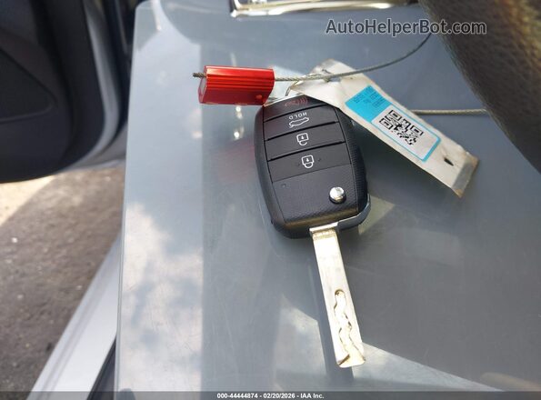 3KPA25AD7PE560693 2023 KIA RIO 5-DOOR Silver წინა პანელის ხედი