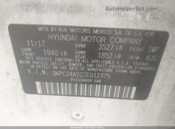 3KPC24A32JE012375 2018 HYUNDAI ACCENT White Vista del compartimento del motor