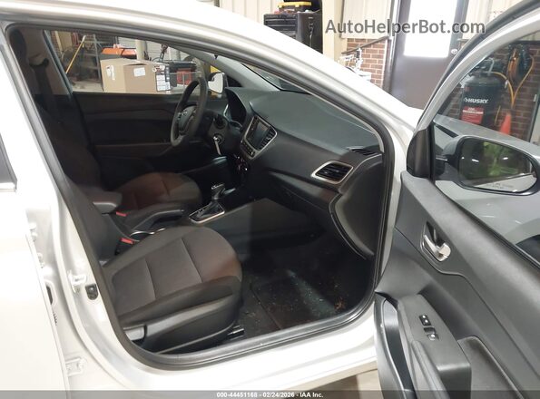 3KPC24A63NE164049 2022 HYUNDAI ACCENT Silver Vista interior delantera