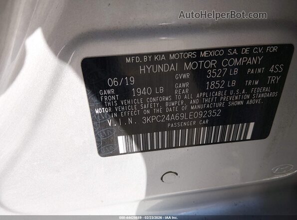 3KPC24A69LE092352 2020 HYUNDAI ACCENT Silver Widok komory silnika