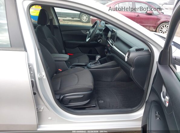 3KPF24AD2KE018832 2019 KIA FORTE Silver 