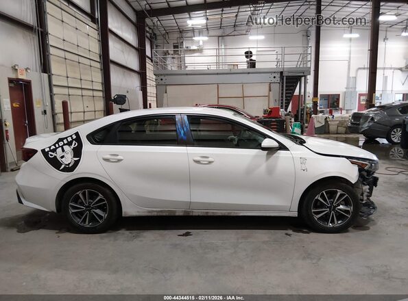 3KPF24AD2PE579409 2023 KIA FORTE White 